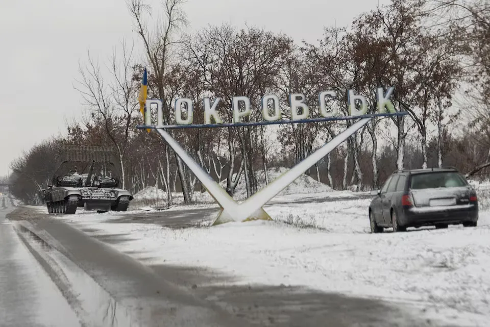 Запеклі бої на сході: Російські війська намагаються обійти Покровськ із заходу